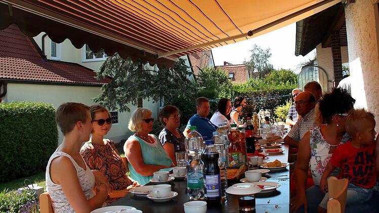 Viele Nachbarn waren der Einladung der Betreuerinnen zu Kaffee und Kuchen gefolgt. Foto: Johanna Blum