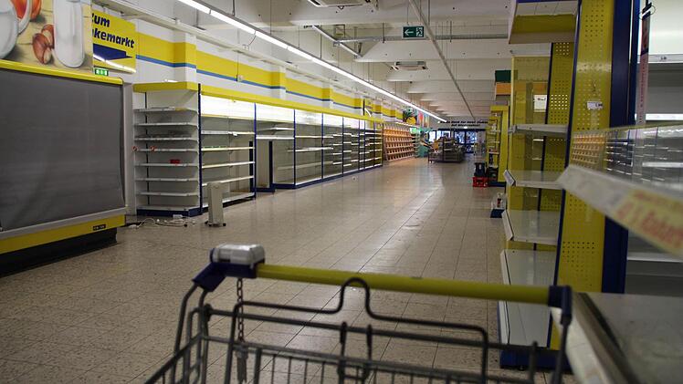 Das alte E-Center in Höchstadt. Am Dienstag eröffnet Edeka neu. Foto: Christian Bauriedel