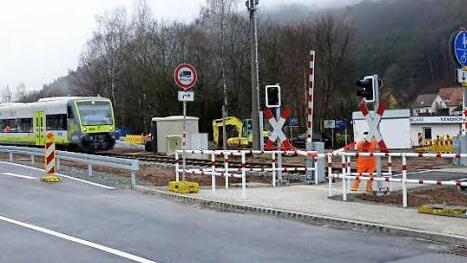 Der neue Übergang für Fußgänger und Radfahrer ist bereits fertig. Die rot-weiße Absperrung wird in Kürze entfernt. Foto: Dieter Hübner