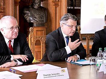Generalstaatsanwalt Thomas Janovsky, Justizminister Winfried Bausback und ZCB-Leiter Lukas Knorr (von links) Foto: Anette Schreiber