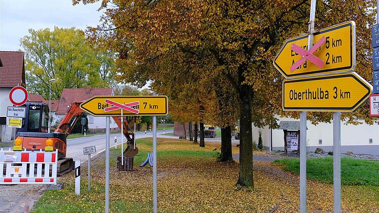 Sowohl die Kreisstraße 13 nach Garitz als auch die Verbindung nach Aura sind gesperrt.  Foto: Gerd Schaar