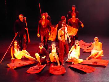 Die Deutsche Tanzkompanie Neustrelitz gastierte im Bad Kissinger Kurtheater mit einer Adaption der Nibelungen-Saga, hier eine Szene, in der Siegfried am Burgunderhof auftritt. Foto: Gerhild Ahnert