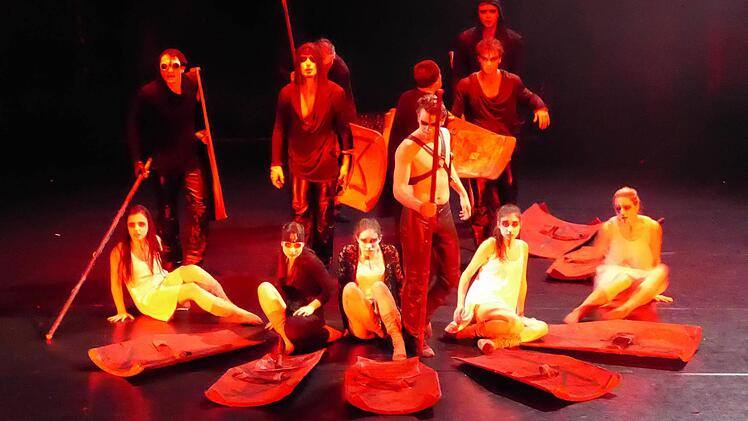 Die Deutsche Tanzkompanie Neustrelitz gastierte im Bad Kissinger Kurtheater mit einer Adaption der Nibelungen-Saga, hier eine Szene, in der Siegfried am Burgunderhof auftritt. Foto: Gerhild Ahnert
