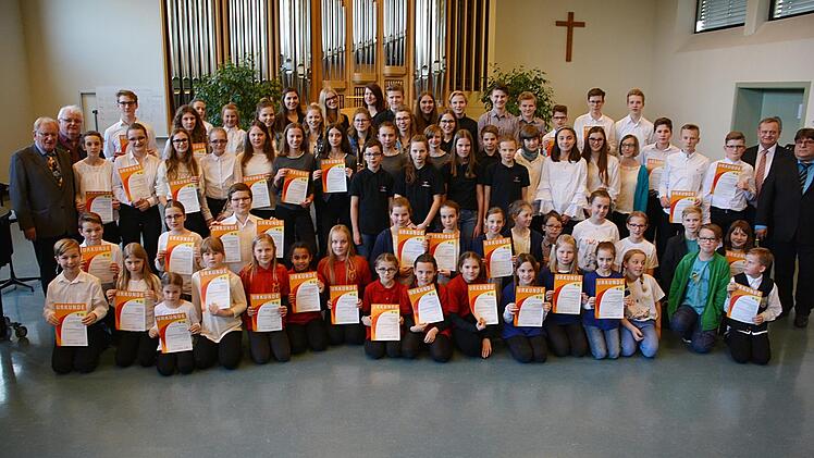 Aus den vier Regierungsbezirken des Nordbayerischen Musikbundes kamen die rund 250 Teilnehmerinnen und Teilnehmer des diesjährigen Kammermusikwettbewerbs. Dieser fand im Orgelsaal der Berufsfachschule für Musik Bad Königshofen statt. Mit auf dem Bild: Bundesdirigent Ernst Oestreicher und Oskar Schwab, stellvertretender Bundesjugendreferent des Nordbayerischen Musikbundes (links) sowie (rechts) NBMB Präsident Manfred Ländner. Hanns Friedrich