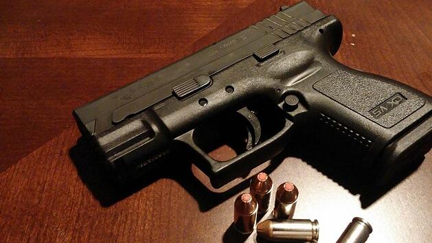 Weil sie in einer Coburger Kneipe ihre Schreckschusswaffen auf den Tisch legten und regelrecht damit prahlten, musste am Donnerstagabend die Polizei anrücken. Symbolfoto: pixabay.com
