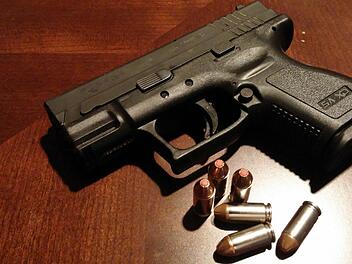 Weil sie in einer Coburger Kneipe ihre Schreckschusswaffen auf den Tisch legten und regelrecht damit prahlten, musste am Donnerstagabend die Polizei anrücken. Symbolfoto: pixabay.com