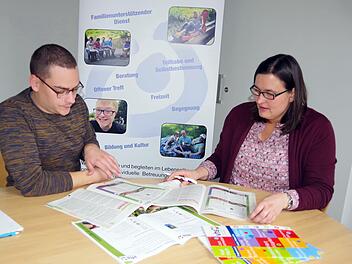 VHS-Leiterin Annegret Kestler und Sebastian Spichal, Leiter der "Offenen Hilfen", freuen sich &uuml;ber den guten Zuspruch, den die neue Kooperation findet.