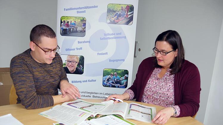 VHS-Leiterin Annegret Kestler und Sebastian Spichal, Leiter der "Offenen Hilfen", freuen sich &uuml;ber den guten Zuspruch, den die neue Kooperation findet.