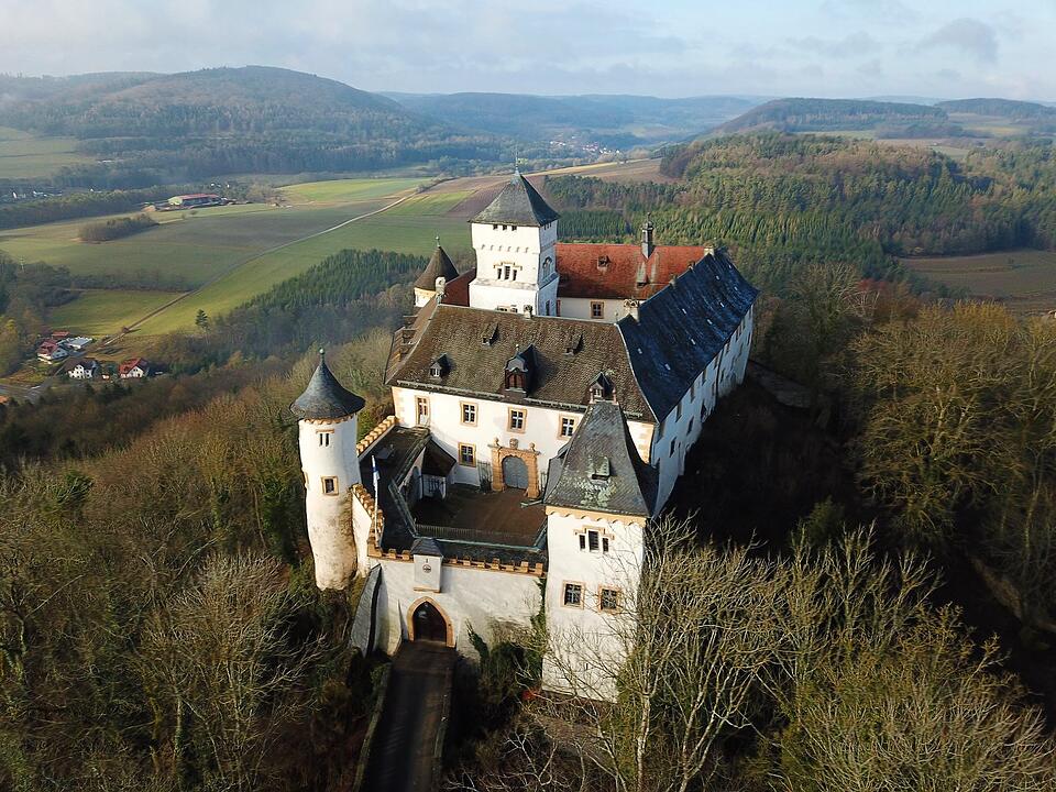 Blick von oben auf Schloss Greifenstein. Foto: Ramona Schirner/infrankenpix