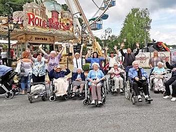 Viel Spa&szlig; hatten zehn Bewohner der Pflegeeinrichtung "Leben am Rosenberg" auf dem Sch&uuml;tzenfestplatz. Foto: Helios-Frankenwaldklinik