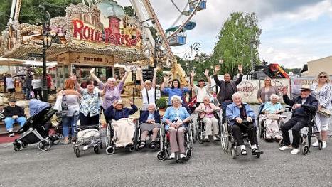 Viel Spa&szlig; hatten zehn Bewohner der Pflegeeinrichtung "Leben am Rosenberg" auf dem Sch&uuml;tzenfestplatz. Foto: Helios-Frankenwaldklinik