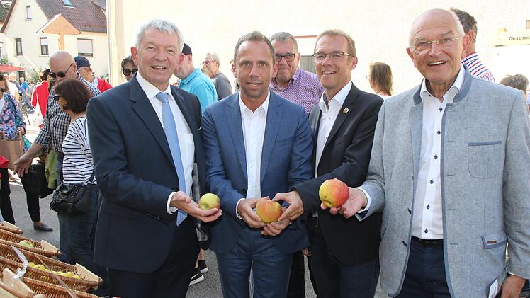 Zeigten sich über die extrem große regionale Vielfalt der Apfelsorten beeindruckt: Landrat Johann Kalb, Staatsminister Thorsten Glauber, Erster Bürgermeister Wolfgang Desel und Kreis-Vorsitzender Dr. Günther Denzler (v.l.).