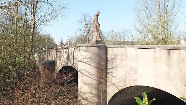 Die Steinerne Brücke über die Aurach wurde 1945 von der Wehrmacht gesprengt. Sie wurde 1948 und noch einmal 1994 erneuert. Foto: Manfred Welker