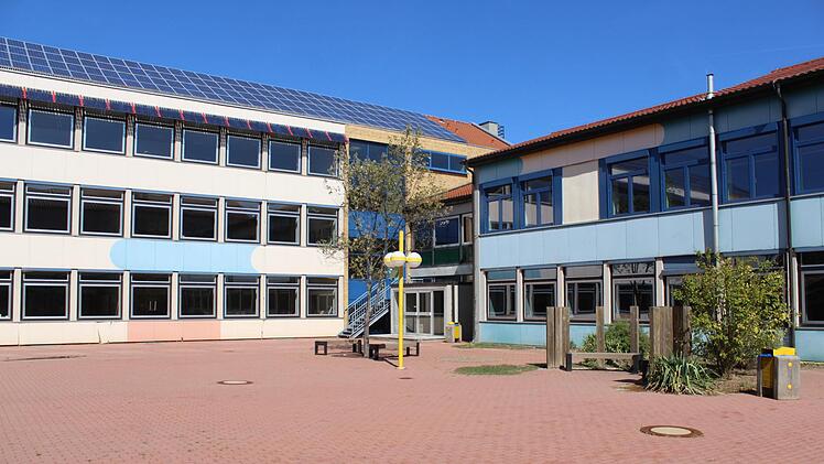 Wie sich die Corona-Situation weiterhin auf den Alltag der Schüler an der Bad Staffelsteiner Realschule auswirkt, bleibt abzuwarten. Zumindest mit Baulärm durch den Teilneubau müssen sie sich in diesem Schuljahr aber nicht herumschlagen.  Foto: Markus Häggberg/Archiv