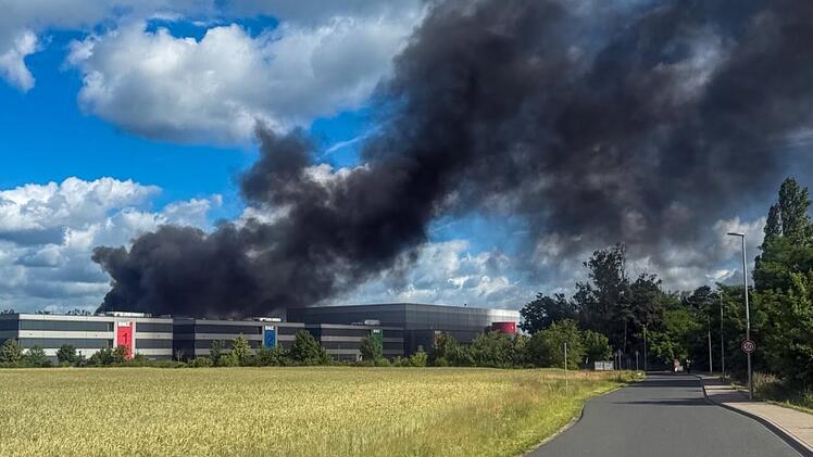Karlstein: Akkubrand bei E-Auto-Zulieferer fordert Feuerwehr