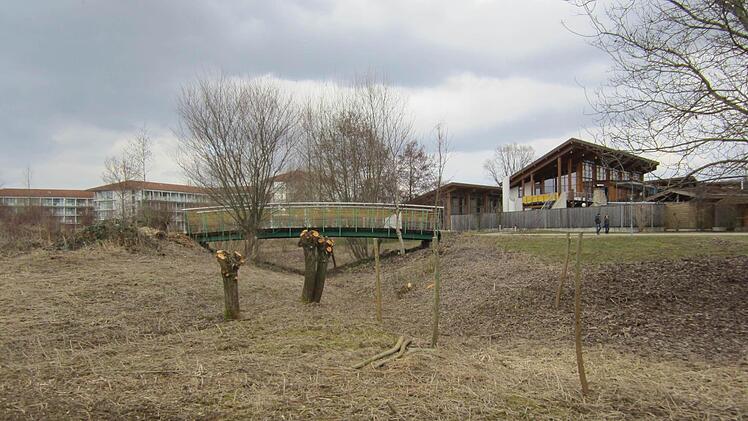 Auf diesem Areal zwischen Schön-Klinik (links hinten), dem bestehenden Saunaland (rechts) und dem Kurpark wird der 6600 Quadratmeter große Saunagarten und ein rund 1000 Quadratmeter großer Teich entstehen. Fotos: Matthias Einwag