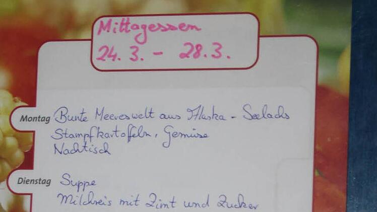 Was gibt es denn heute? Bunte Meereswelt mit Kartoffelstampf und Gemüse.