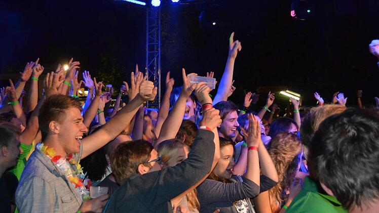 Seine Show ist Party pur und sein Motto heißt:"Scheiss drauf!" Damit brachte Peter Wackel auch das Partyvolk in Hofstetten in Stimmung.