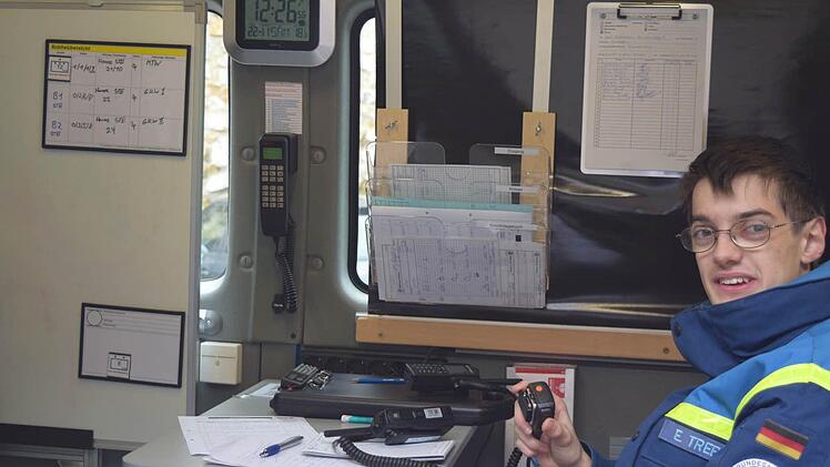 Junghelfer im Zugtrupp: Erik Trebes von der THW-Jugend Bad Staffelstein als Funker während der Einsatzübung Foto: THW/Daniel Schell