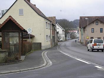 Die Bushaltestelle in der Kissinger Straße erhält weitere Sicherheitsaspekte, zum Beispiel mit nach innen gerundeten Bordsteinen.  Foto: Winfried Ehling