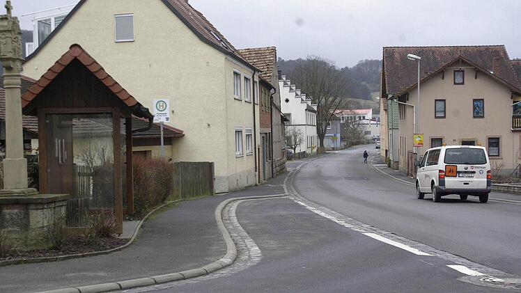 Die Bushaltestelle in der Kissinger Straße erhält weitere Sicherheitsaspekte, zum Beispiel mit nach innen gerundeten Bordsteinen.  Foto: Winfried Ehling
