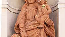Die Sandsteinfigur der Heiligen Anna an der Staffelsteiner Anna-Kapelle. Foto: Matthias Einwag