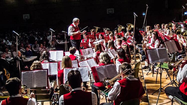 Gerhard Eller leitete das Jugendorchester Rödental beim Weihnachtskonzert der Franz-Goebel-Halle.Foto: Jochen Berger