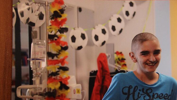 Fußballfieber ist besser als jedes andere Fieber... Mircos Klinikzimmer hatte Flair.  Foto: privat