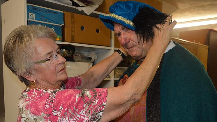 Stöbern im Kleider-Fundus der Stadt Forchheim: Walburga Heger verwandelt Anton Nüsslein in einen Landvogt.  Foto: Ronald Heck