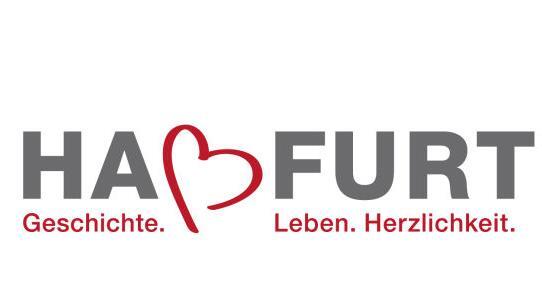 So sieht das neue Logo der Stadt Haßfurt aus: ein grauer Schriftzug mit einem leicht gedrehten roten Herzen anstelle des "ß" und darunter der Claim "Geschichte.Leben.Herzlichkeit."
