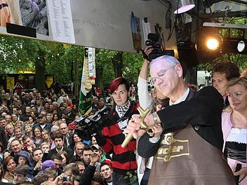 Das, was 2012 galt, gilt auch heute noch: Pünktlichkeit spielt bei der Eröffnung eine wichtige Rolle. Hier achtete Alt-Oberbürgermeister Siegfried Balleis darauf, dass kein Tropfen zu früh fließt. Michael Busch
