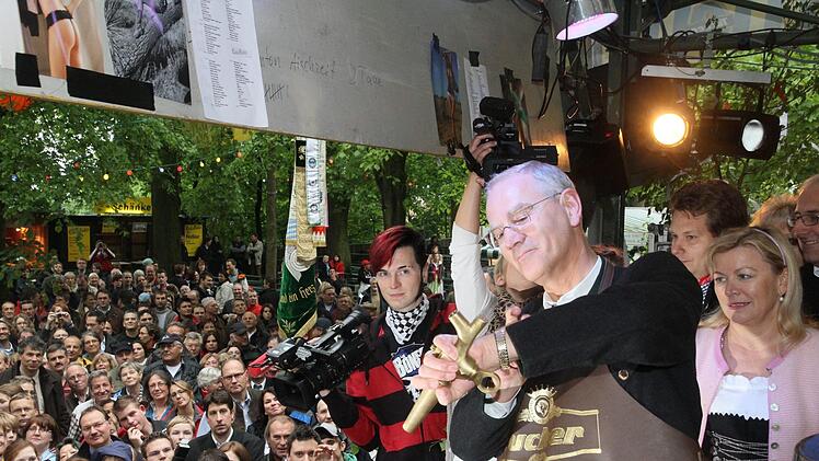 Das, was 2012 galt, gilt auch heute noch: Pünktlichkeit spielt bei der Eröffnung eine wichtige Rolle. Hier achtete Alt-Oberbürgermeister Siegfried Balleis darauf, dass kein Tropfen zu früh fließt. Michael Busch
