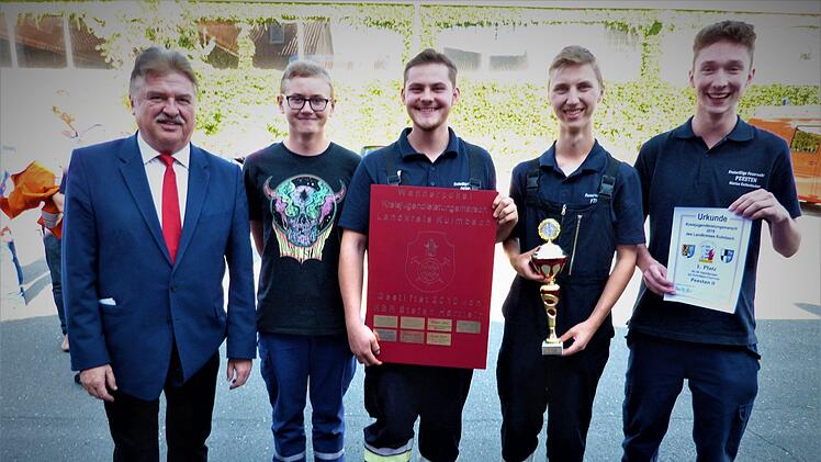 Landrat Klaus Peter Söllner mit dem Siegerteam der FF Peesten mit (von rechts) Marius Eschenbacher (17), Fabian Eichner (18), Marcel Biedermann (16) und Sebastian Schnippa (16).Mail von werner.reissaus@hotmail.de