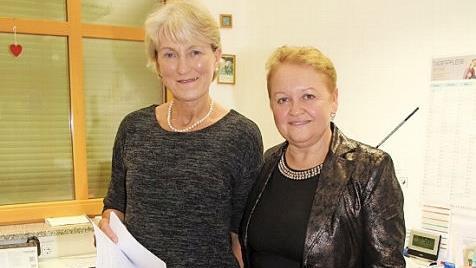 Irmgard Hoffmann ist die Leiterin der Tagespflegeeinrichtung geworden, Svetlana Kovalov ist Stationsleiterin. Foto: Sonny Adam