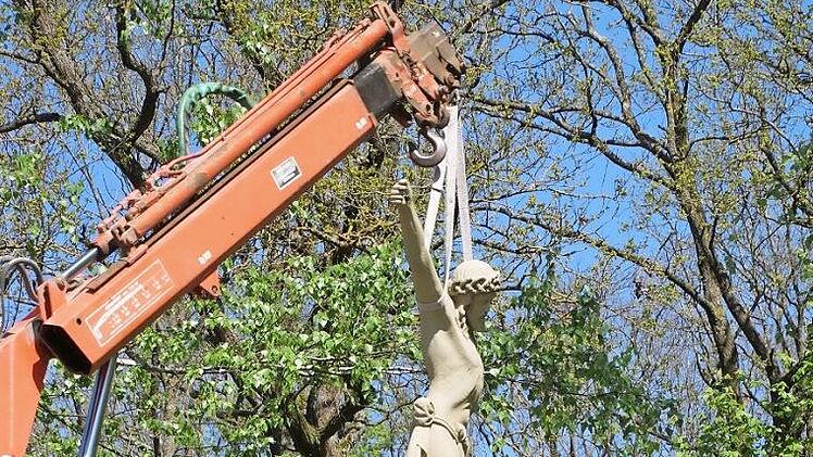 Millimetergenaues Arbeiten war beim Aufstellen des Kreuzes erforderlich.  Foto: Anton Then