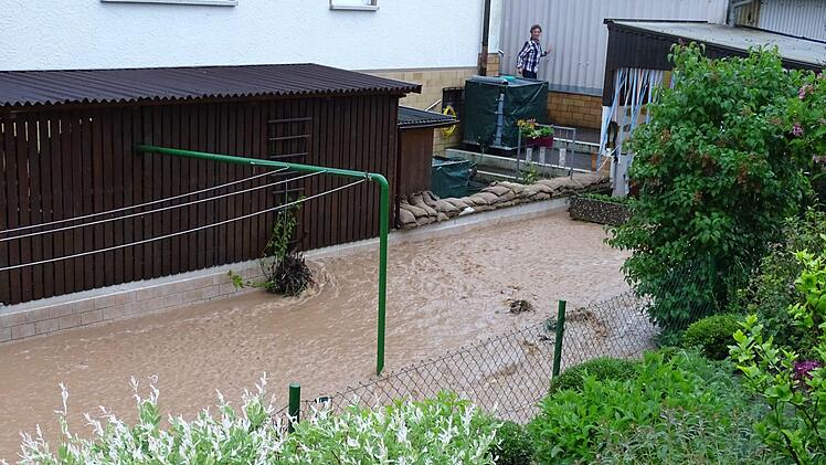 Die braune Brühe wälzt sich durch den Garten der Familie Schrenker. Foto: privat