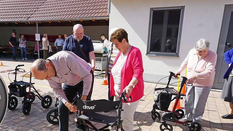 Um für die Senioren in den Walddörfern passgenaue Angebote zu erstellen, kommt in diesen Tagen ein Fragebogen in jeden Haushalt. Das Bild zeigt den Aktionstag im vergangenen Jahr zum Thema "Mobil im Alter", der sich mit Alltagsfragen der Senioren befasste.  Foto: Marion Eckert