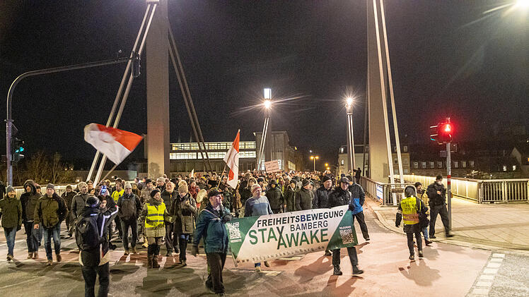 Montags-Spaziergänge in Bamberg: 1.500 Bürger protestieren gegen Corona-Maßnahmen