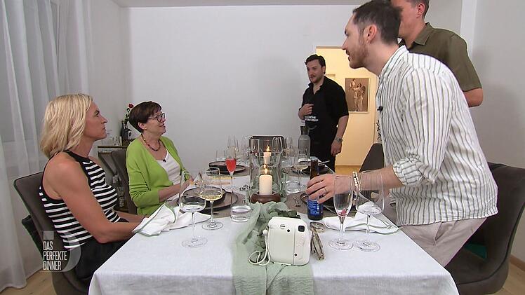 Die Männer leisten wegen ihrer Bierpause Abbitte