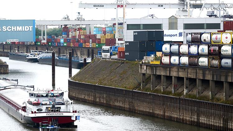 Niedrigwasser am Duisburger Hafen