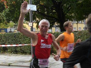 Trotz der Anstrengungen auf der Strecke: Werner Beuschel findet dennoch Zeit, seine Frau am Streckenrand zu grüßen.  Fotos: privat