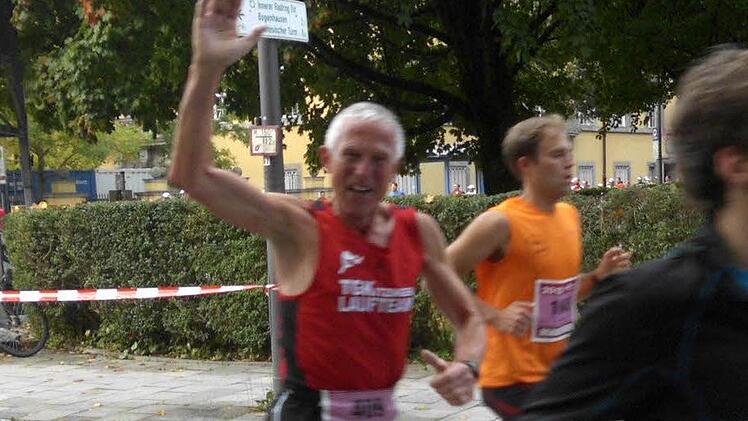 Trotz der Anstrengungen auf der Strecke: Werner Beuschel findet dennoch Zeit, seine Frau am Streckenrand zu grüßen.  Fotos: privat