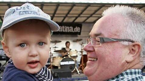 Die Kultband "Napoli Latina" machte richtig Stimmung - Tom Oswald und Opa Roland Grimm ließen sich jedenfalls von der Musik anstecken.