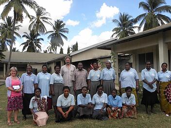 Regelmäßig trifft sich das Personal der acht Kindergärten der Pfarrei St. Paul in der tansanischen Diözese Mtwara, in der Pater Klaus tätig war. In der hinteren Reihe ist Werner Friedel zu erkennen, rechts neben ihm steht mit dem Benediktinerpfarrer Placidus Mtunguja, der neue Chef des Personals. Ganz links befindet sich Friedels Frau Anneliese.  Foto: privat
