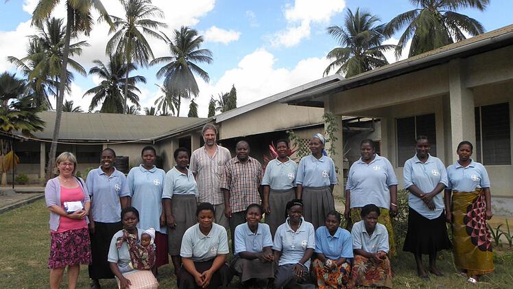 Regelmäßig trifft sich das Personal der acht Kindergärten der Pfarrei St. Paul in der tansanischen Diözese Mtwara, in der Pater Klaus tätig war. In der hinteren Reihe ist Werner Friedel zu erkennen, rechts neben ihm steht mit dem Benediktinerpfarrer Placidus Mtunguja, der neue Chef des Personals. Ganz links befindet sich Friedels Frau Anneliese.  Foto: privat
