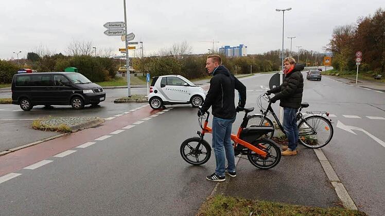 Christian Hader (links) und Berthold Opower von der Bürgerinitiative auf der Mittelinsel, die verbreitert werden soll. Foto: Barbara Herbst/Archiv