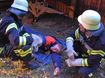 Die Hetzloser Feuerwehrleute sorgten für Löschwasser. Foto: G. Strraub