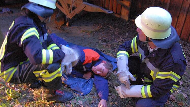 Die Hetzloser Feuerwehrleute sorgten für Löschwasser. Foto: G. Strraub