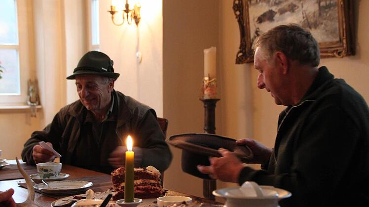 So wird ausgelost, wer an diesem Abend welchen Hochstand besetzt.