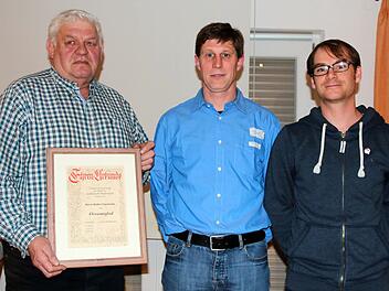 Walter Eisentraut (links) wurde von Vorsitzender Udo Scharpf (Mitte) auf der Jahreshauptversammlung zum Ehrenmitglied des SVH ernannt. Bastian Hartmann erhielt für seine 25-jährige Mitgliedschaft die Ehrennadel. Foto: Bettina Knauth